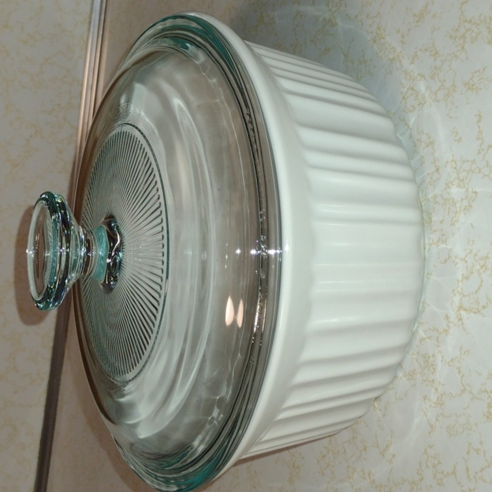 Like new CorningWare French White Ceramic Bakeware with Lid, 1.5 Quart